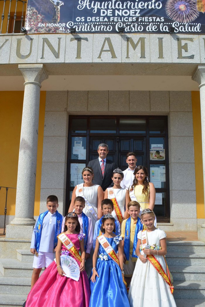 Imagen de Álvaro Gutiérrez con el alcalde de Noez y las reinas y misters de las fiestas del Cristo de la Salud