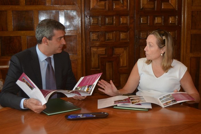 Imagen de Álvaro Gutiérrez junto a la presidenta de ADEM-TO, Begoña Aguilar