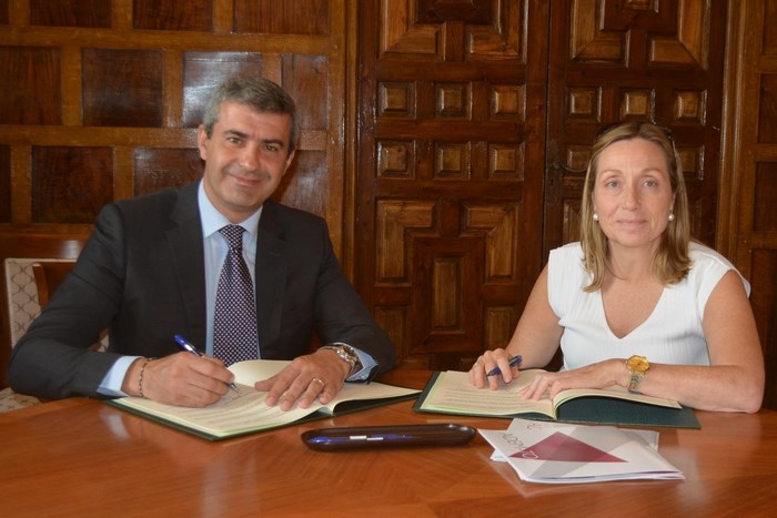 Imagen de Álvaro Gutiérrez firma el convenio de colaboración con ADEM-TO