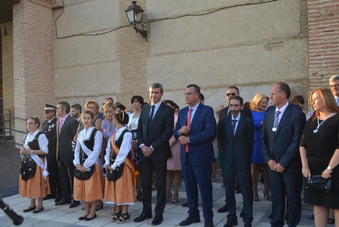 Imagen de Álvaro Gutiérrez junto a la alcaldesa de Yuncos, María José Gallego, y la corporación municipal