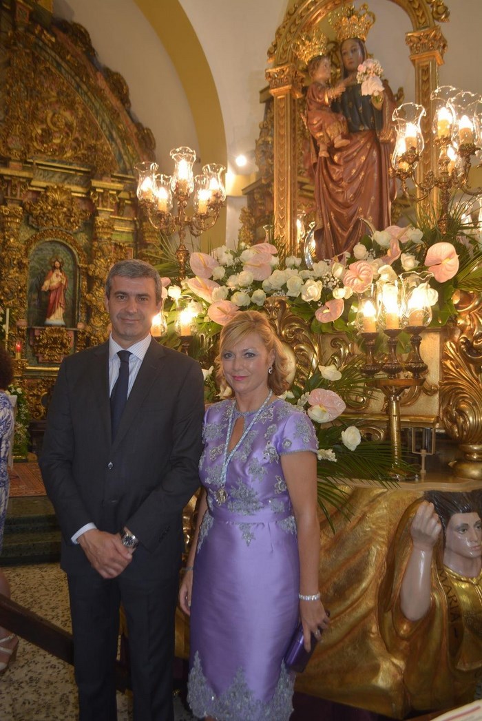 Imagen de Álvaro Gutiérrez y María José Gallego ante la imagen de la Virgen del Consuelo de Yuncos