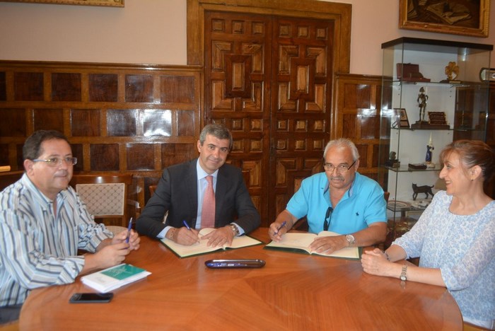 Álvaro Gutiérrez durante la firma de convenio con AIDIS