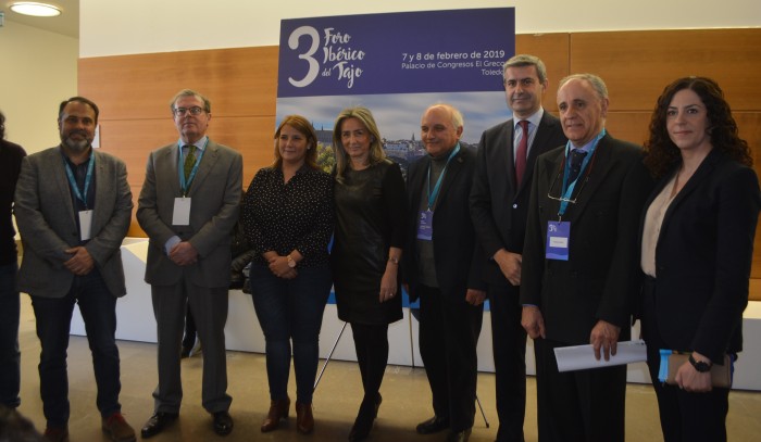 Imagen de Álvaro Gutiérrez con los asistentes al Foro Ibérico del Tajo minutos antes de iniciarse