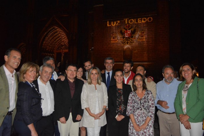 Imagen de Álvaro Gutiérrez junto a la alcaldesa de Toledo y la corporación municipal ante la Catedral