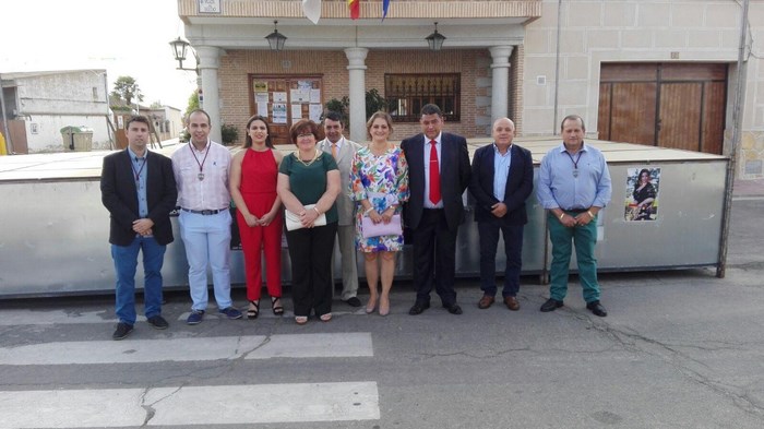 Imagen de María Ángeles García junto al alcalde d Chueca, Santiago Sánchez, y la corporación