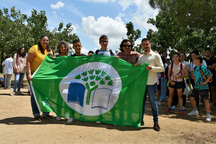 Entrega banderas verdes colegios