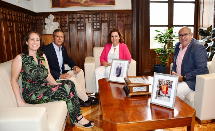 Imagen de Cedillo y Del Castillo con el alcalde de Carriches