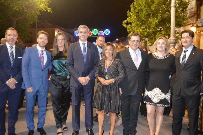 Imagen de Álvaro Gutiérrez con Charo Navas y Javier Úbeda en las fiestas de Olías del Rey