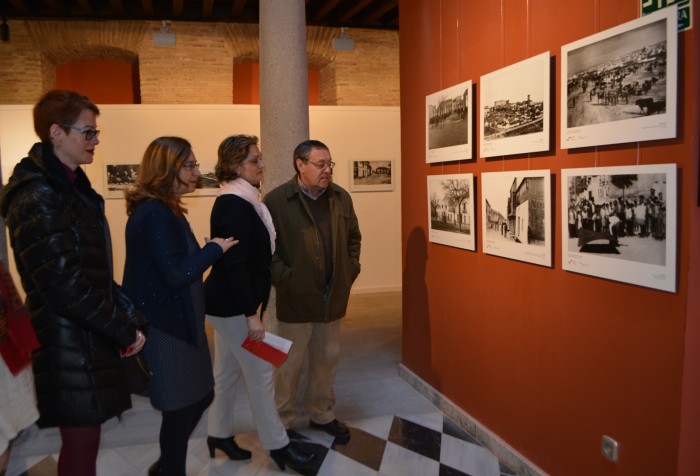 María Ángeles García con los trabajadores del archivo