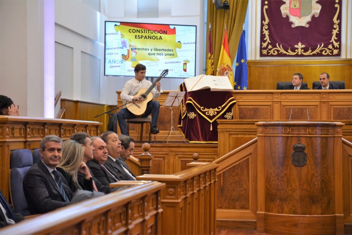 Imagen de Álvaro Gutiérrez en el salón de plenos de las Cortes de Castilla-La Mancha