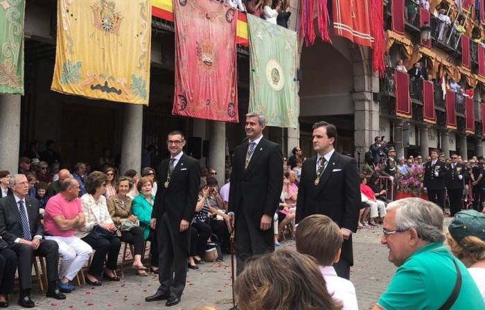 Imagen de Álvaro Gutiérrez, junto a Fernando Muñoz y Ángel Luengo, en la procesión del Corpus de Toledo