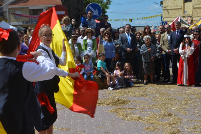 Imagen de Álvaro Gutiérrez contemplando el baile de banderas