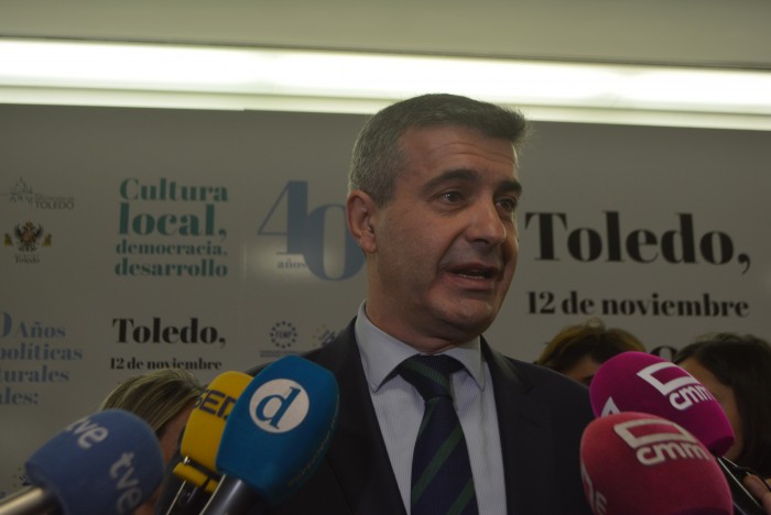 Imagen de Álvaro Gutiérrez atendiendo a los medios de comunicación