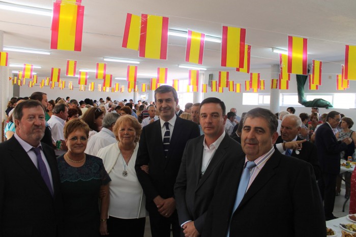 Imagen de Álvaro Gutiérrez con los vecinos de Alcabón en el refresco de las fiestas patronales