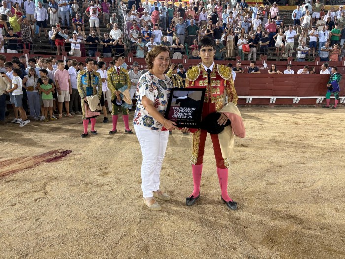 Cedillo entregando el trofeo a Raúl Caamaño