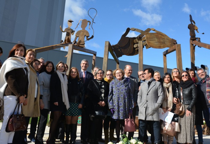Imagen de Álvaro Gutiérrez y los asistentes a la inauguración de la escultura de Afanion