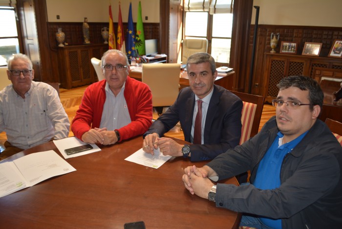 Imagen de Álvaro Gutiérrez con Eduardo Jiménez y concejales del Gobierno municipal de Ocaña