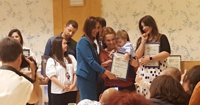 Flora Bellón recibiendo la placa de Down Toledo en agradecimiento al apoyo de la Diputación