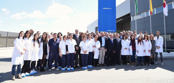 Imagen de Álvaro Gutiérrez en Laboratorios Valquer con los trabajadores