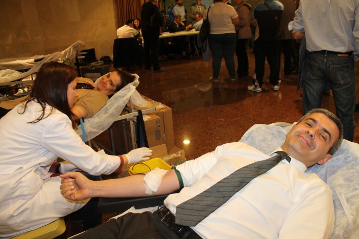 Álvaro Gutiérrez donando sangre en el Maratón de Donación organizado por la Hermandad y la SER