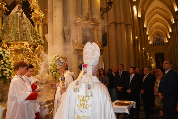 Imagen de Álvaro Gutiérrez y Emiliano García Page delante de la Patrona de Toledo