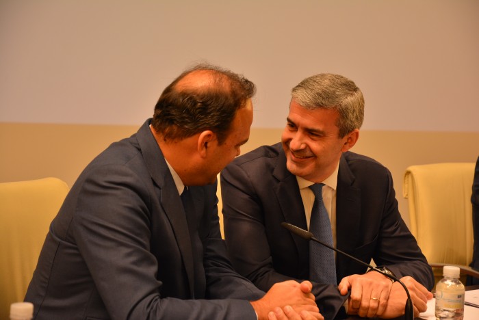 Imagen de Álvaro Gutiérrez conversando con el profesor ponente de la jornada José Carlos Días