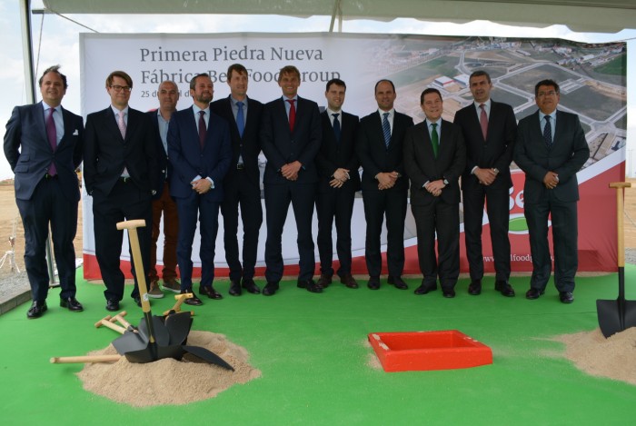 Imagen de Directivos de la empresa y autoridades en el acto de colocación primera piedra