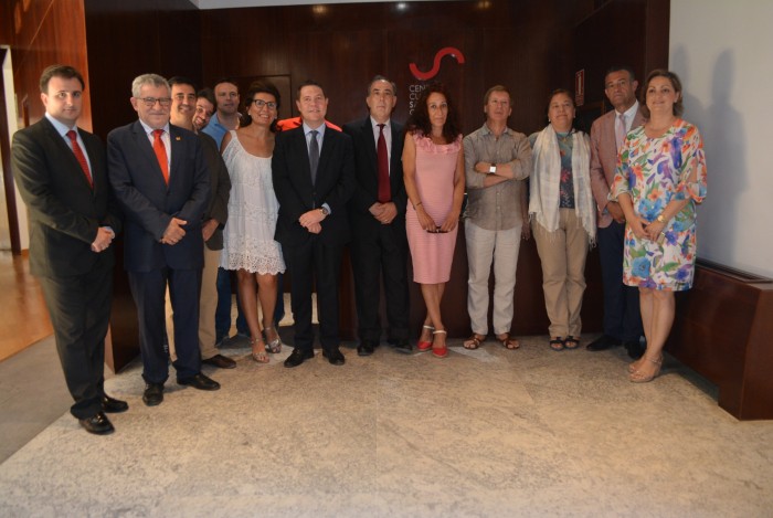 Imagen de Emiliano García-Page con los diputados del Gobierno provincial y los trabajadores de San Clemente