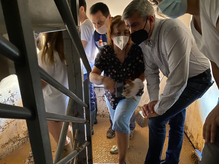 Álvaro Gutiérrez comprobando los daños de la tormenta en Guadamur