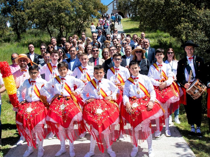 Fernando Muñoz con los participantes en la Romería de Méntrida