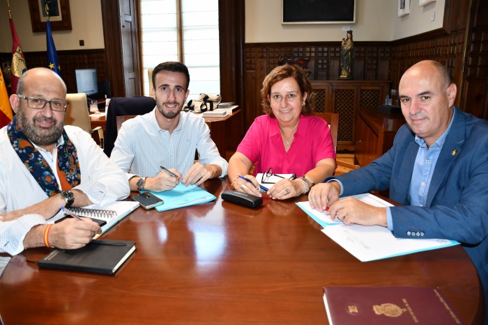 Conchi Cedillo en la reunión con el alcalde de Fuensalida