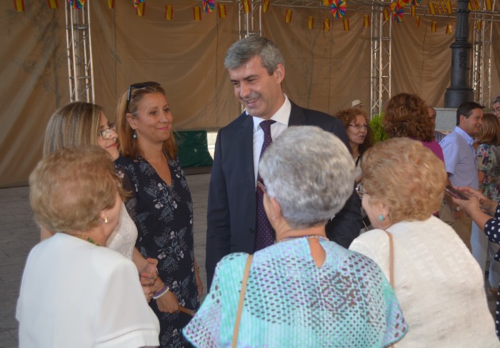 Álvaro Gutiérrez charlando con vecinas de Escalonilla