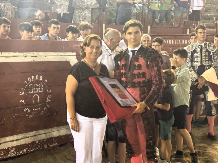 Imagen de 17082024 Concepción Cedillo entrega el trofeo a Esteban Gordillo