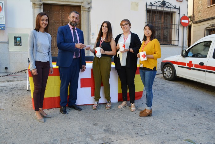 Imagen de Flora Bellón y Rafael Martín en el momento de hacer la entrega de la contribución provincial