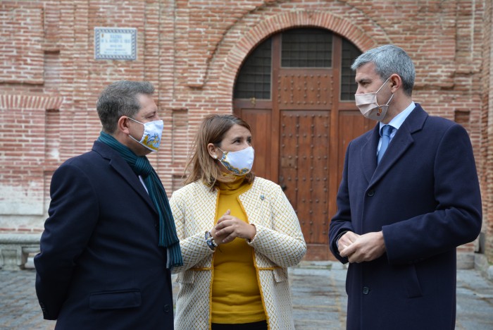 Imagen de Álvaro Gutiérrez intercambiando impresiones con el presidente de regional y la alcaldesa de Talavera