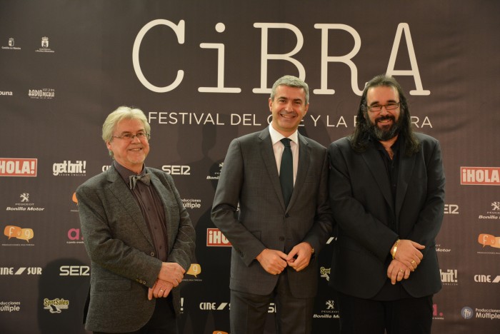 Imagen de Álvaro Gutiérrez con el director del festival Cibra y el alcalde de La Puebla de Montalbán