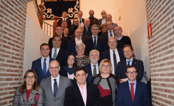 Imagen de Álvaro Gutiérrez junto a los asistentes a la Comisión de Diputaciones