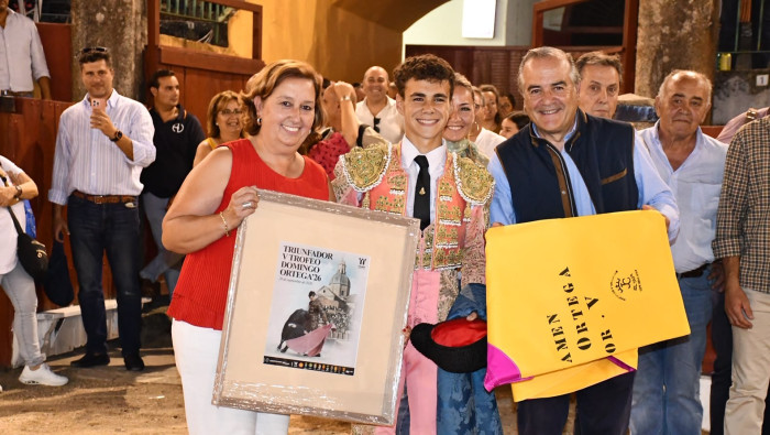 Cedillo y Gregorio entregan los trofeos al ganador