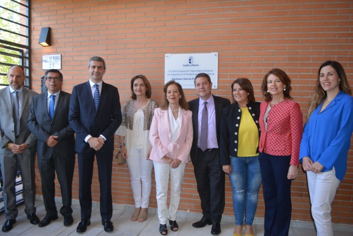 Imagen de Álvaro Gutiérrez junto a las autoridades asistentes a la inauguración del centro ocupacional