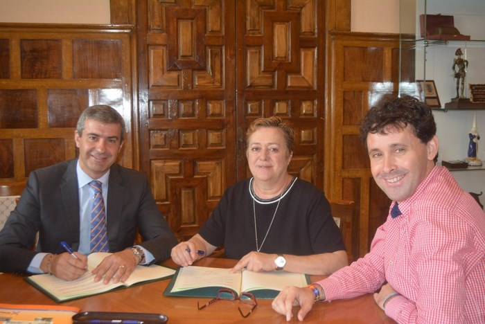 Imagen de Álvaro Gutiérrez firma convenio con APACE