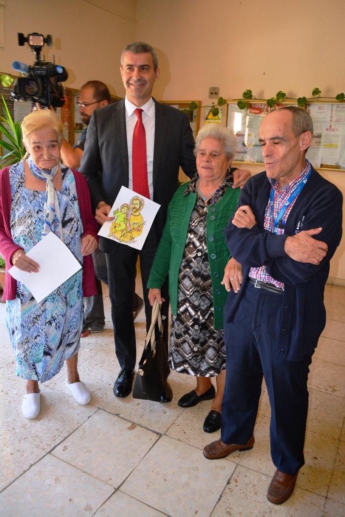 Imagen de Álvaro Gutiérrez con enfermos de Alzheimer