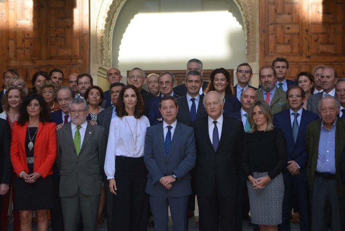 Imagen de Álvaro Gutiérrez junto a los asistentes a la reunión de la Junta de la Real Fundación Toledo