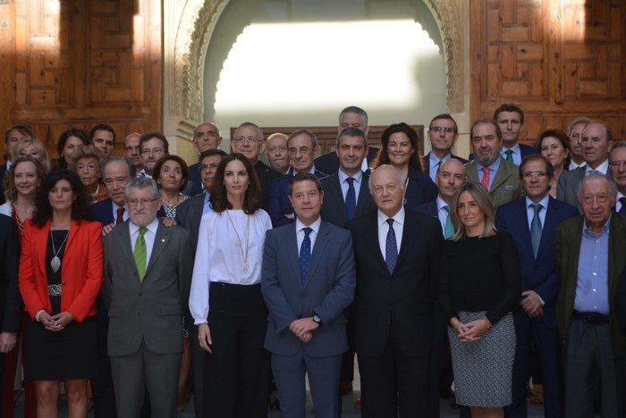 Álvaro Gutiérrez junto a los asistentes a la reunión de la Junta de la Real Fundación Toledo