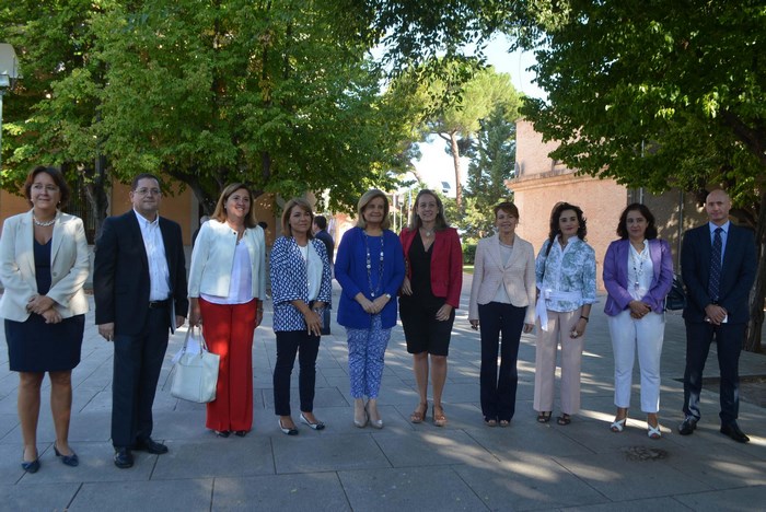 Imagen de Tomás Villarrubia junto a los participantes en la inauguración