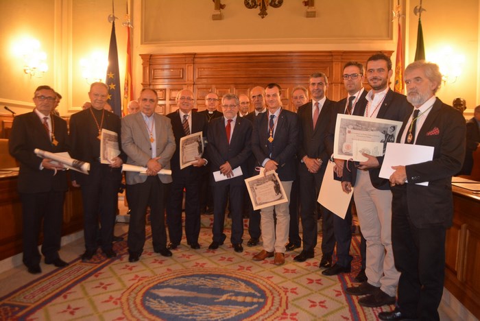 Imagen de Álvaro Gutiérrez con los nuevos miembros de la Real Academia de Bellas Artes de Toledo