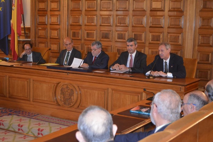 Imagen de Álvaro Gutiérrez en el acto de la RABACHT celebrado en el salón de plenos de la Diputación