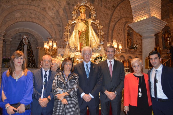 Imagen de Álvaro Gutiérrez junto al Hermano Mayor de la Hermandad de la Virgen del Rosario de Olías