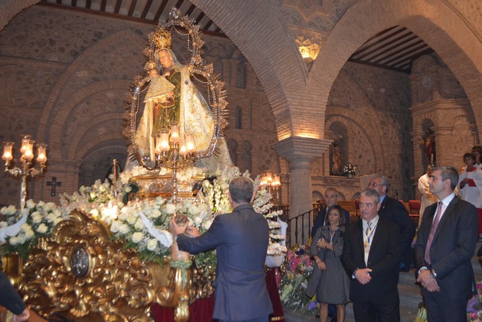 Imagen de Álvaro Gutiérrez en el momento de comenzar la procesión de Olías del Rey