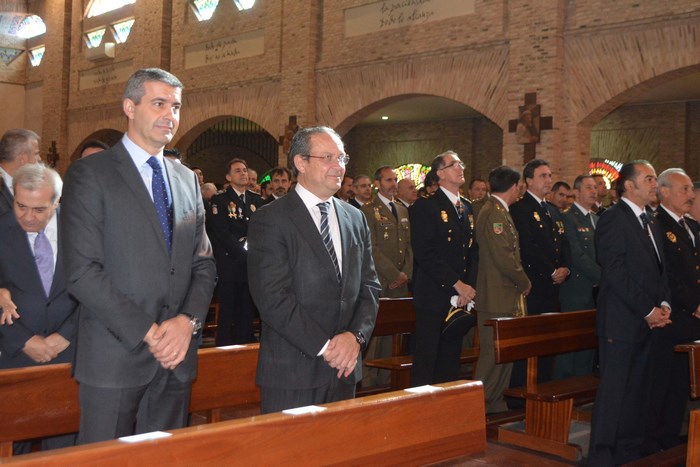 Álvaro Gutiérrez junto a Juan Alfonso Ruiz Molina en la misa del Día de la Policía Nacional