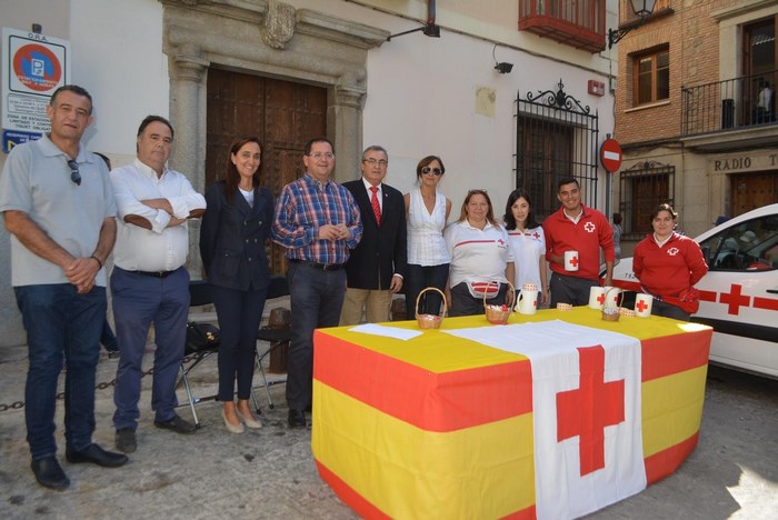 Imagen de Los diputados provinciales junto a Cruz Roja el Día de la Banderita